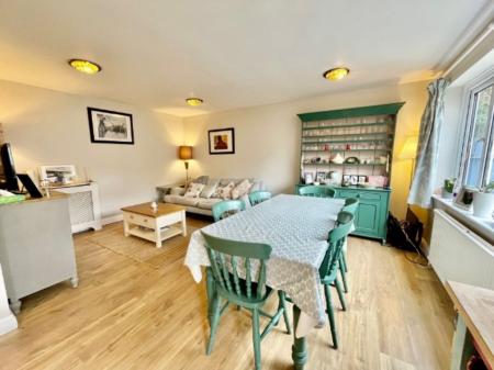 4 bedroom Detached house to let in Fairfield Close, Backwell, BS48