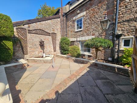 2 bedroom Flat to let in Broad Street, Wrington, BS40