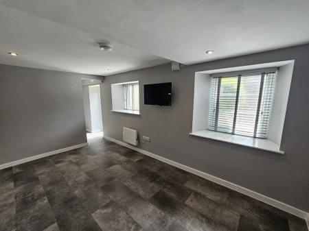 2 bedroom Flat to let in Broad Street, Wrington, BS40