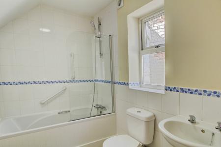 2 bedroom Flat to let in New Road, Pill, BS20