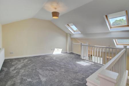 2 bedroom Flat to let in New Road, Pill, BS20