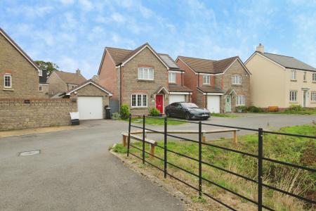 4 bedroom Detached house to let in Hollyhock Lane, Emersons Green, Bristol, BS16