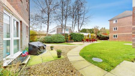 2 bedroom Flat for sale in Velindre Road, Whitchurch, Cardiff, CF14