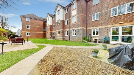 2 bedroom Flat for sale in Velindre Road, Whitchurch, Cardiff, CF14