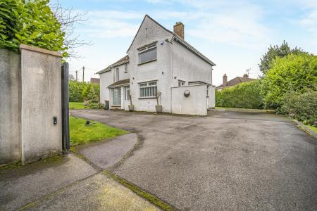 4 bedroom Detached house for sale in Groves Road, Newport, NP20