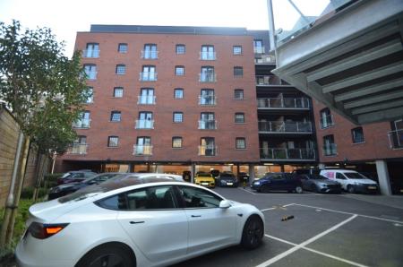 2 bedroom Flat to let in Trade Street, Cardiff, CF10