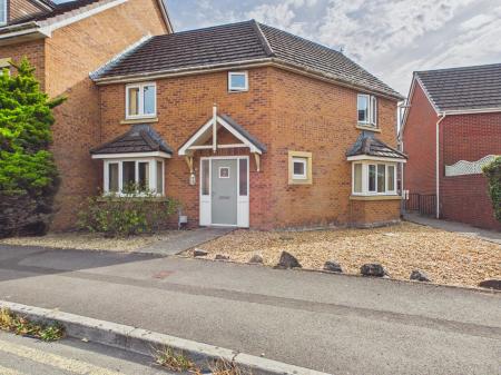 3 bedroom End of terrace house for sale in Ffordd Mograig, Llanishen, Cardiff, CF14