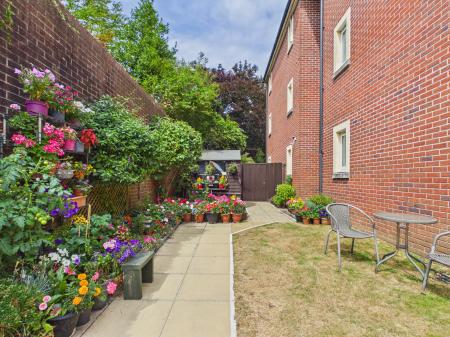 2 bedroom Flat for sale in Station Road, Radyr, Cardiff, CF15