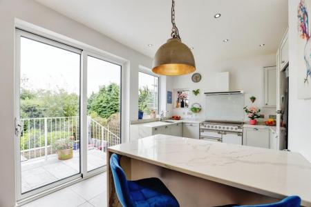 4 bedroom Semi-detached house to let in Caer Wenallt, Cardiff, CF14