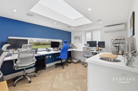 5 bedroom Detached house for sale in Crix Green, Felsted, CM6