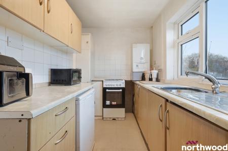 2 bedroom Flat for sale in Doddinghurst Road, Brentwood, CM15