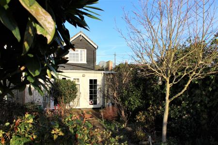 2 bedroom Flat to let in Roman Road, Mountnessing, CM15