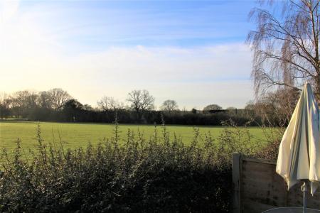 2 bedroom Flat to let in Roman Road, Mountnessing, CM15