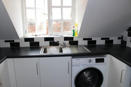 3 bedroom Flat to let in High Street, Ingatestone, CM4