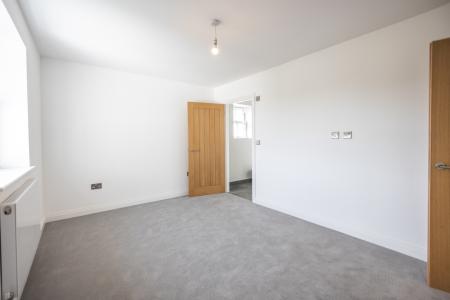 2 bedroom Flat to let in Roman Road, Mountnessing, CM15