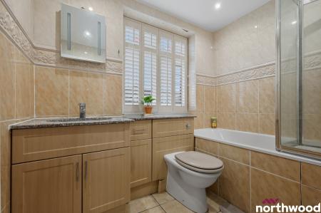 4 bedroom End of terrace house to let in Headley Drive, Ilford, IG2