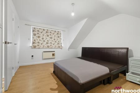 4 bedroom End of terrace house to let in Headley Drive, Ilford, IG2