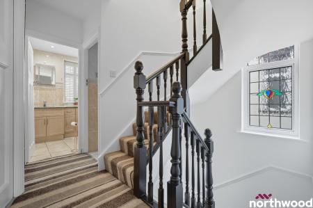 4 bedroom End of terrace house to let in Headley Drive, Ilford, IG2