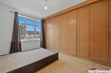 4 bedroom End of terrace house to let in Headley Drive, Ilford, IG2