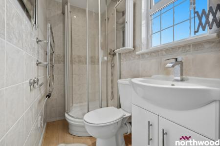 4 bedroom End of terrace house to let in Headley Drive, Ilford, IG2