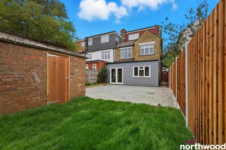 4 bedroom End of terrace house to let in Headley Drive, Ilford, IG2
