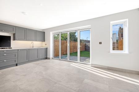 5 bedroom Town house to let in Fairfield, Ingatestone, CM4