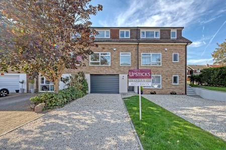 5 bedroom Town house to let in Fairfield, Ingatestone, CM4