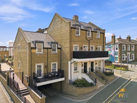 1 bedroom Flat for sale in 2 Primrose Hill, Crown Street, Brentwood, CM14