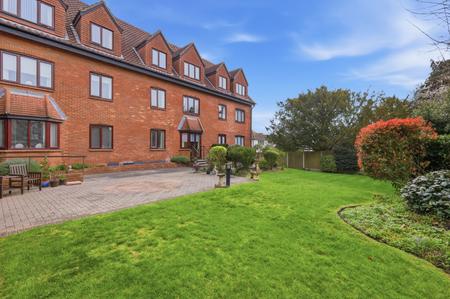 1 bedroom Flat for sale in Chelmsford Road, Shenfield, Brentwood, CM15