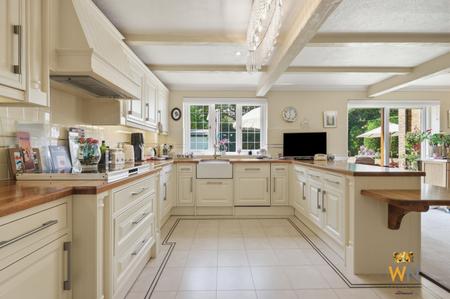 4 bedroom Detached house for sale in Heronway, Shenfield, Brentwood, CM13