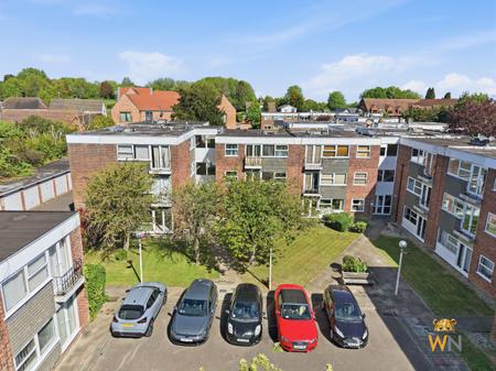 2 bedroom Flat for sale in Hutton Road, Shenfield, Brentwood, CM15