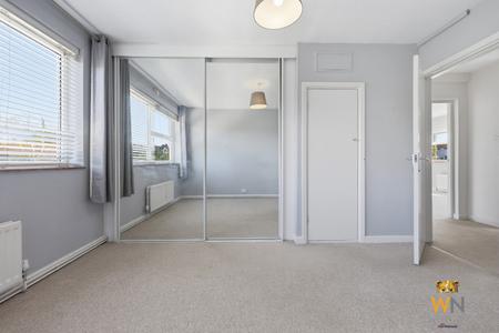 2 bedroom Flat for sale in Hutton Road, Shenfield, Brentwood, CM15