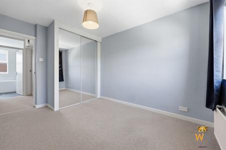 2 bedroom Flat for sale in Hutton Road, Shenfield, Brentwood, CM15
