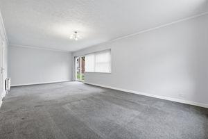 2 bedroom Flat for sale in Hutton Road, Shenfield, Brentwood, CM15