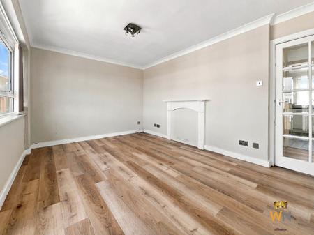 2 bedroom Flat for sale in Hutton Road, Shenfield, CM15