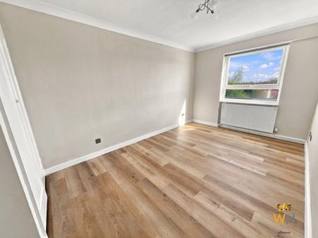 2 bedroom Flat for sale in Hutton Road, Shenfield, CM15