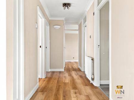 2 bedroom Flat for sale in Hutton Road, Shenfield, CM15