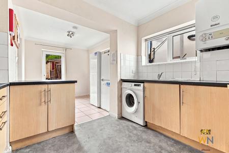 6 bedroom Semi-detached house for sale in Loftin Way, Chelmsford, CM2