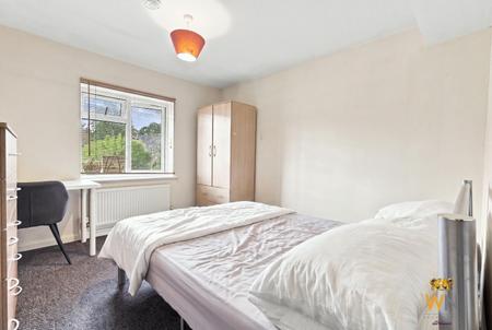 6 bedroom Semi-detached house for sale in Loftin Way, Chelmsford, CM2