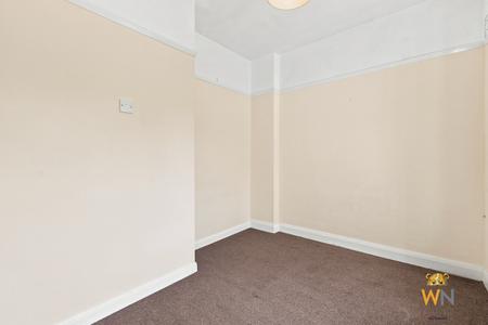6 bedroom Semi-detached house for sale in Loftin Way, Chelmsford, CM2