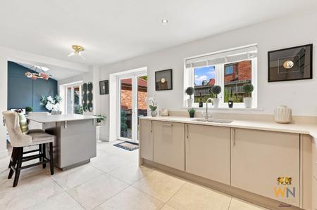 5 bedroom Detached house for sale in Magnolia Crescent, Great Warley, Brentwood, CM13