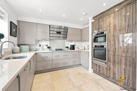 5 bedroom Detached house for sale in Magnolia Crescent, Great Warley, Brentwood, CM13