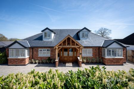 6 bedroom Detached house for sale in Romford