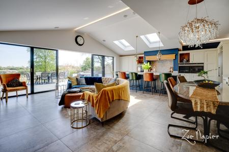 6 bedroom Detached house for sale in Romford