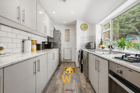 5 bedroom Terraced House for sale in Rayleigh Road, Hutton, Brentwood, CM13