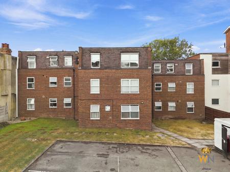 2 bedroom Flat for sale in Rayleigh Road, Hutton, Brentwood, CM13