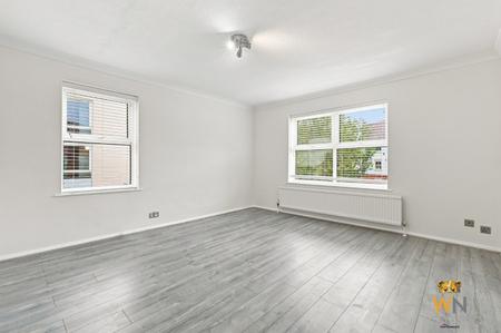2 bedroom Flat for sale in Rayleigh Road, Hutton, Brentwood, CM13