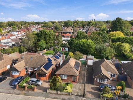 2 bedroom Bungalow for sale in St Mary's Avenue, Shenfield, CM15