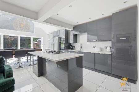 3 bedroom Semi-detached bungalow for sale in St. Marys Avenue, Shenfield, Brentwood, CM15