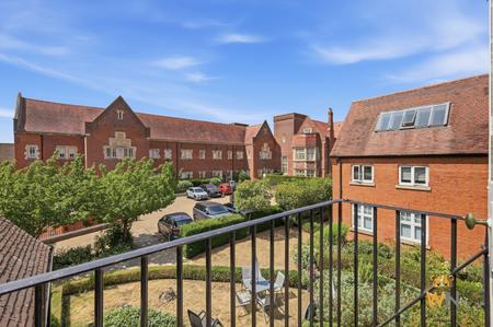 3 bedroom Flat for sale in The Galleries, Warley, Brentwood, CM14